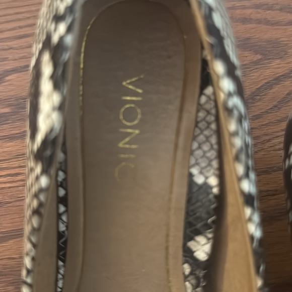 Vionic Black and Cream Heels with Sophisticated Design - Picture 2 of 4